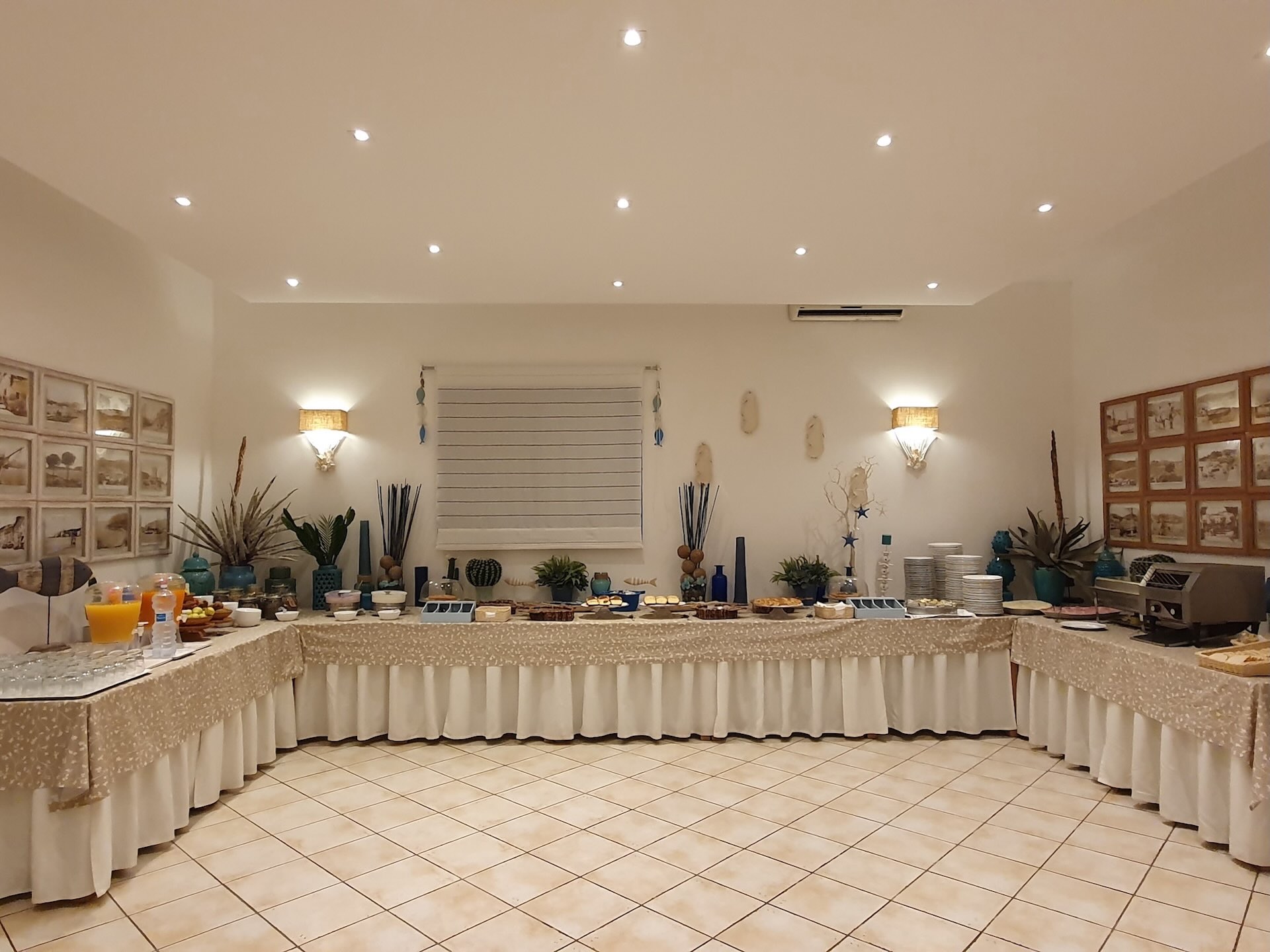 Buffet della colazione dell’Hotel Villa Giulia con ampia scelta di prodotti dolci e salati serviti nella sala colazioni dell’hotel.