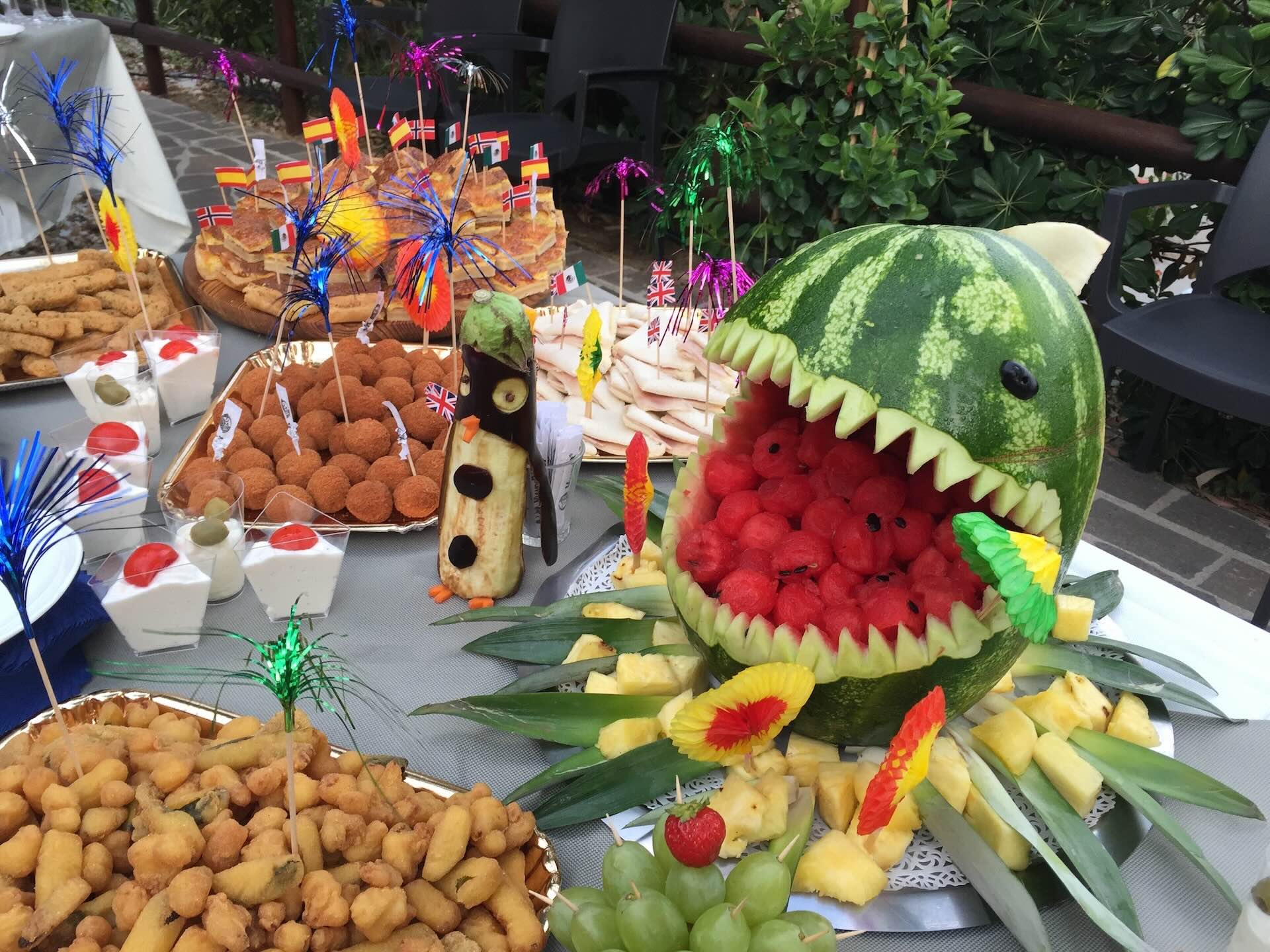 Buffet del ristorante dell’Hotel Villa Giulia con antipasti, finger food, frutta fresca e decorazioni realizzate con intagli di frutta.