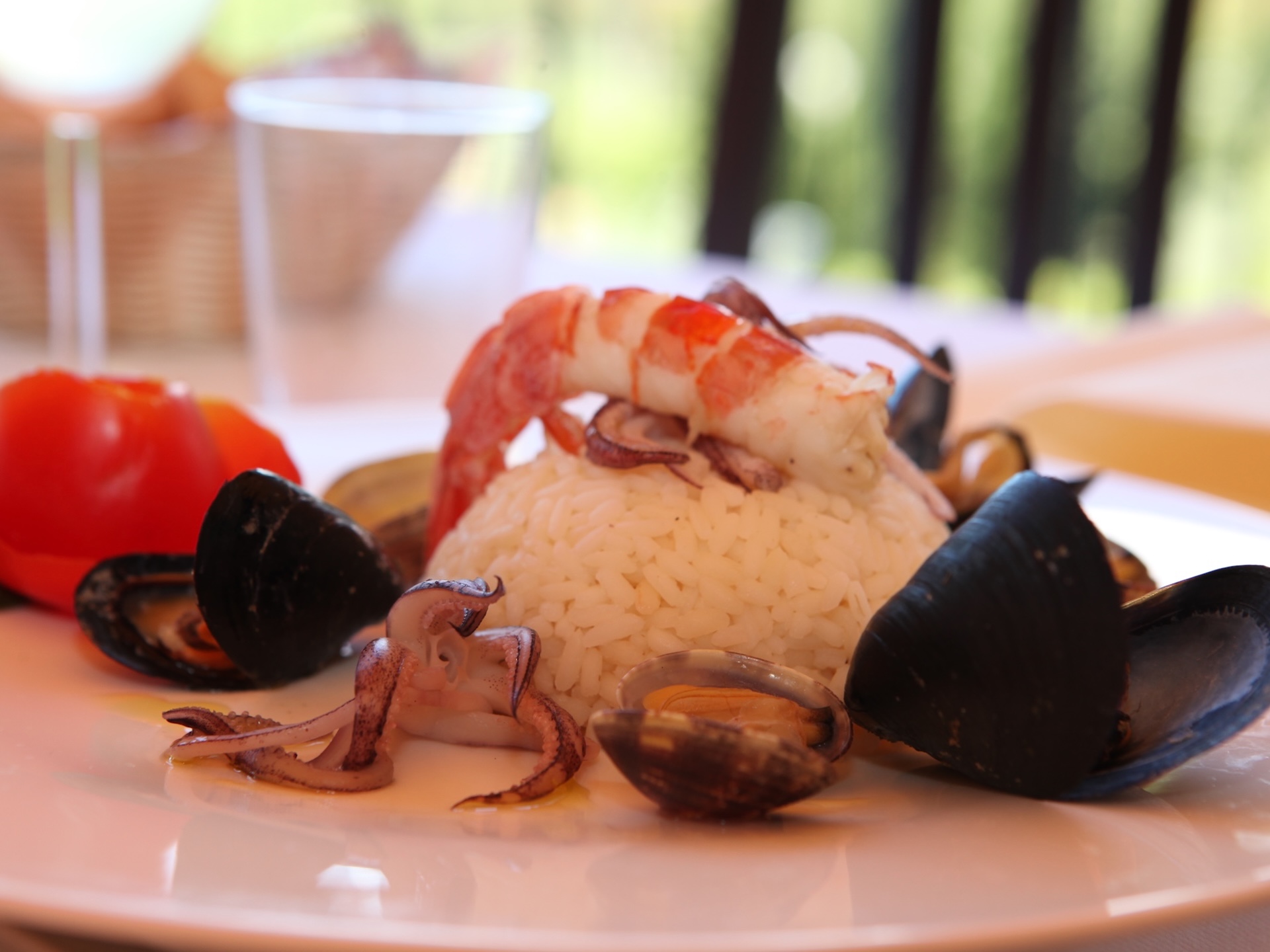 Piatto di riso ai frutti di mare con gambero, cozze, vongole e calamari servito al ristorante dell’Hotel Villa Giulia all’Isola d’Elba.